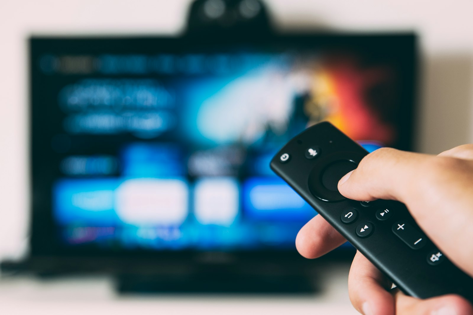 夜のリビングでテレビを観るイメージ
